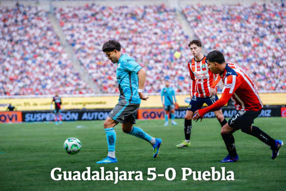 Guadalajara golea 5-0 a Puebla en el Estadio Akron