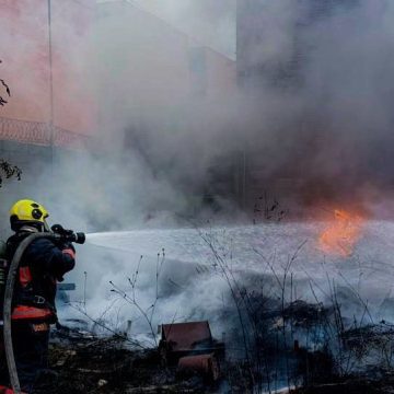 Bomberos y Protección Civil sofocan incendio de llanta en San José Chapulco