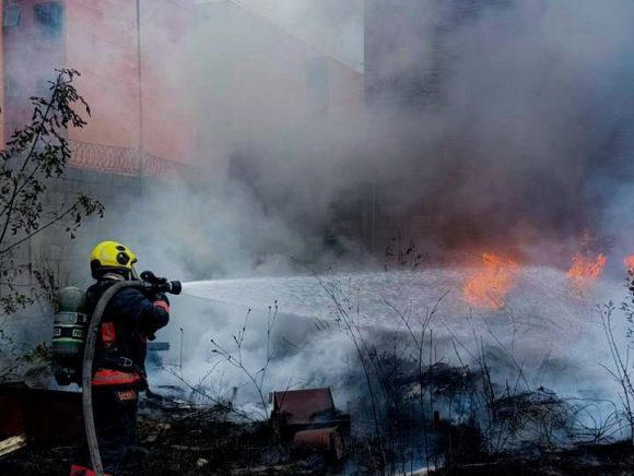 Bomberos y Protección Civil sofocan incendio de llanta en San José Chapulco