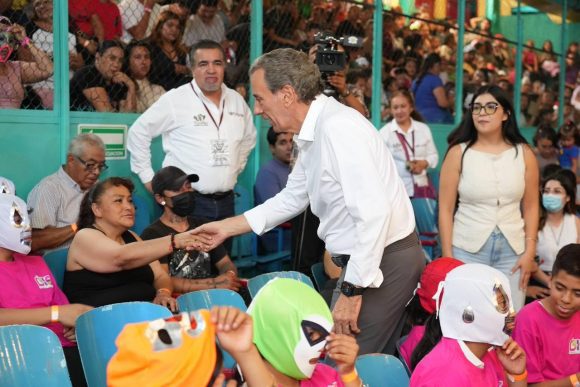Con función de lucha libre, Pepe Chedraui celebra el Día de la Niñez