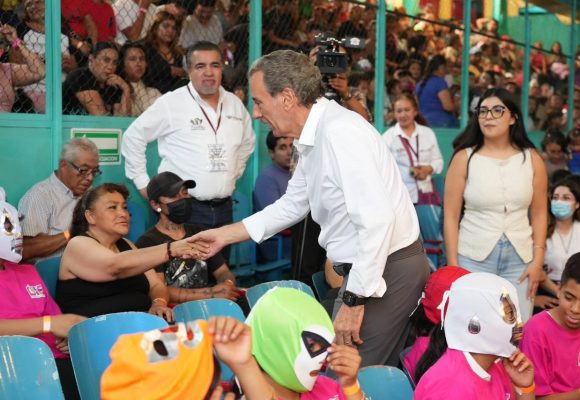 Con función de lucha libre, Pepe Chedraui celebra el Día de la Niñez