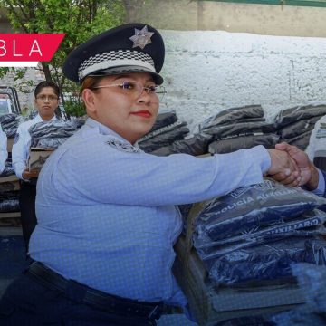 Policía Auxiliar concluye entrega de uniformes a personal operativo y médico