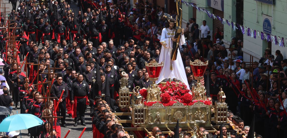 Centro Histórico de Puebla se llena de fe en la Procesión de Viernes Santo