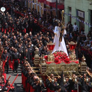 Centro Histórico de Puebla se llena de fe en la Procesión de Viernes Santo