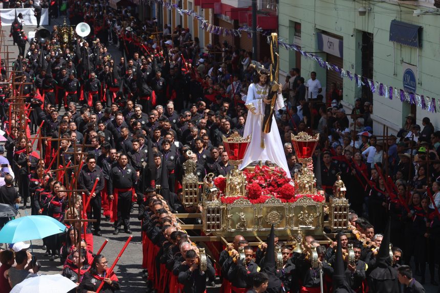 Centro Histórico de Puebla se llena de fe en la Procesión de Viernes Santo