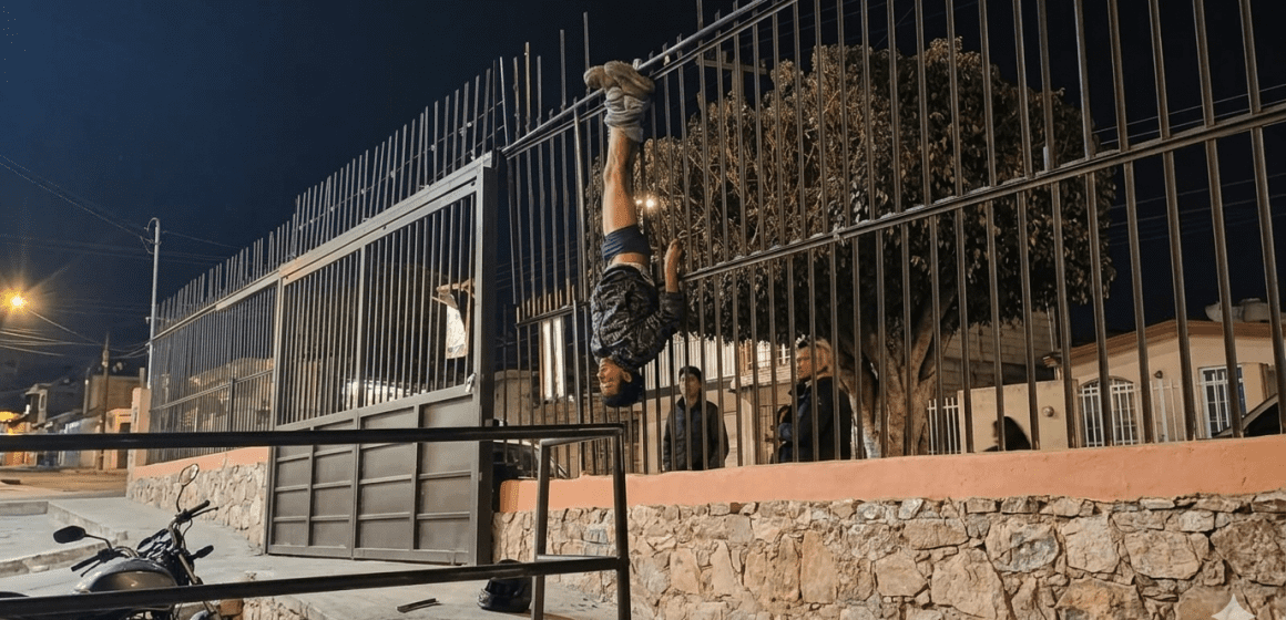 ¿Justicia divina? Presunto ladrón queda atrapado al intentar saltar reja de parroquia en León