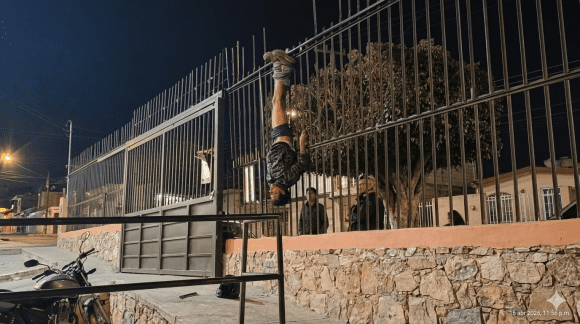 ¿Justicia divina? Presunto ladrón queda atrapado al intentar saltar reja de parroquia en León