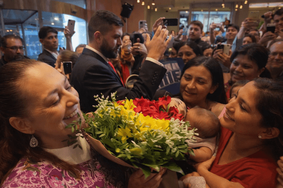 Música y porras: La comunidad mexicana se reúne en Barcelona para recibir a Sheinbaum