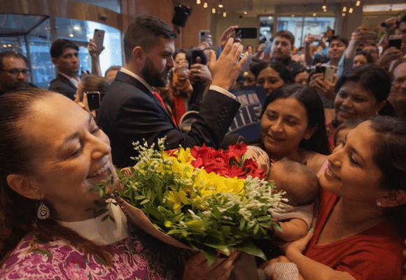 Música y porras: La comunidad mexicana se reúne en Barcelona para recibir a Sheinbaum