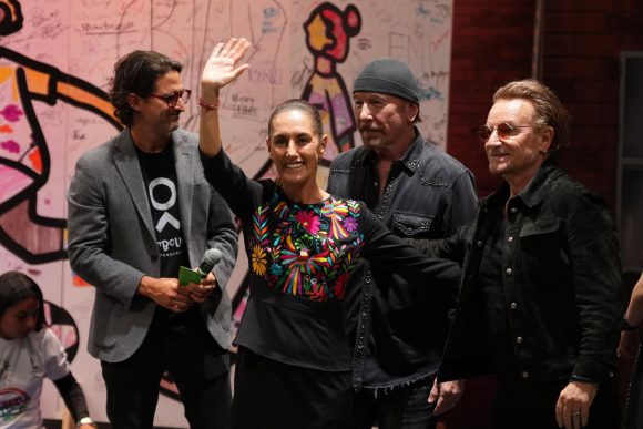 U2 acompaña a Claudia Sheinbaum en encuentro internacional rumbo al Mundial 2026