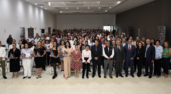 BUAP distingue a 15 docentes destacadas; Lilia Cedillo recibe reconocimiento especial