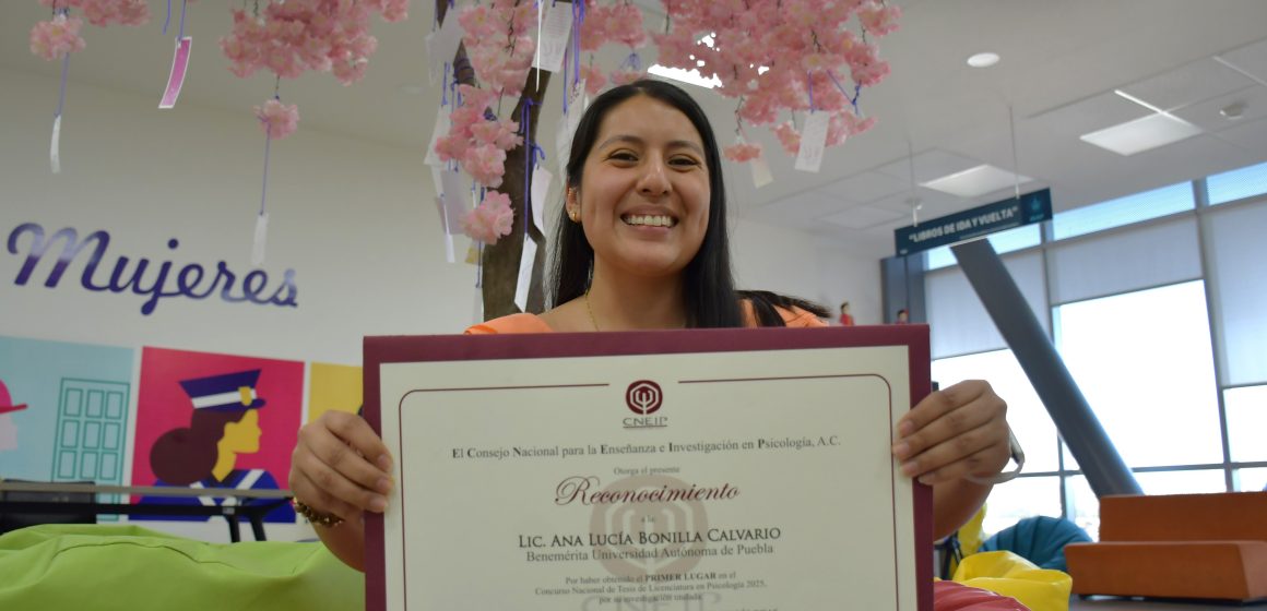 Egresada de la BUAP gana concurso nacional de tesis en Psicología 2025