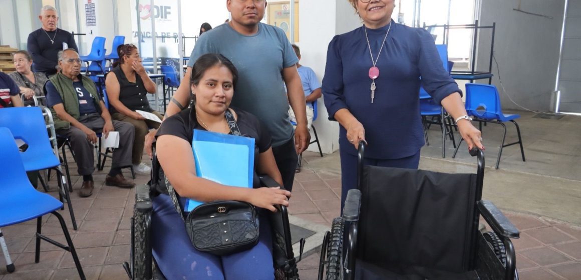 Tere Alfaro entrega aparatos funcionales en beneficio de familias de Cuautlancingo