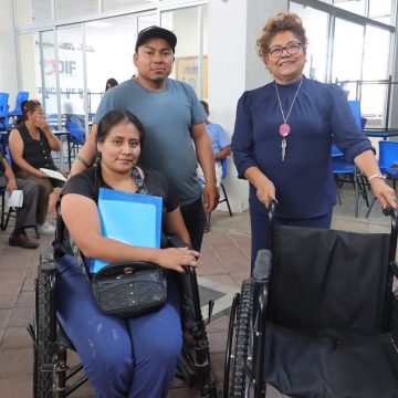 Tere Alfaro entrega aparatos funcionales en beneficio de familias de Cuautlancingo