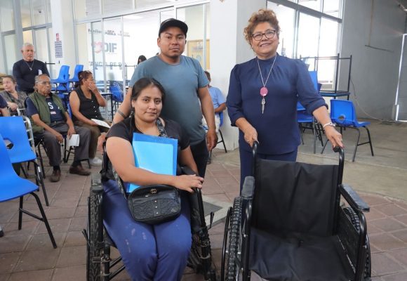 Tere Alfaro entrega aparatos funcionales en beneficio de familias de Cuautlancingo