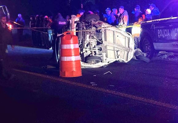 Mueren conductor de mototaxi y pasajera tras volcadura en San Salvador El Seco