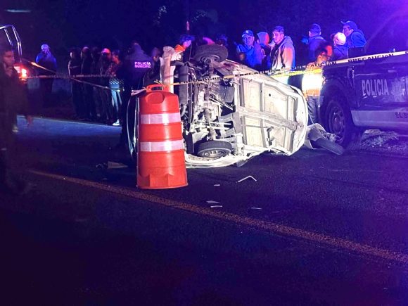 Mueren conductor de mototaxi y pasajera tras volcadura en San Salvador El Seco