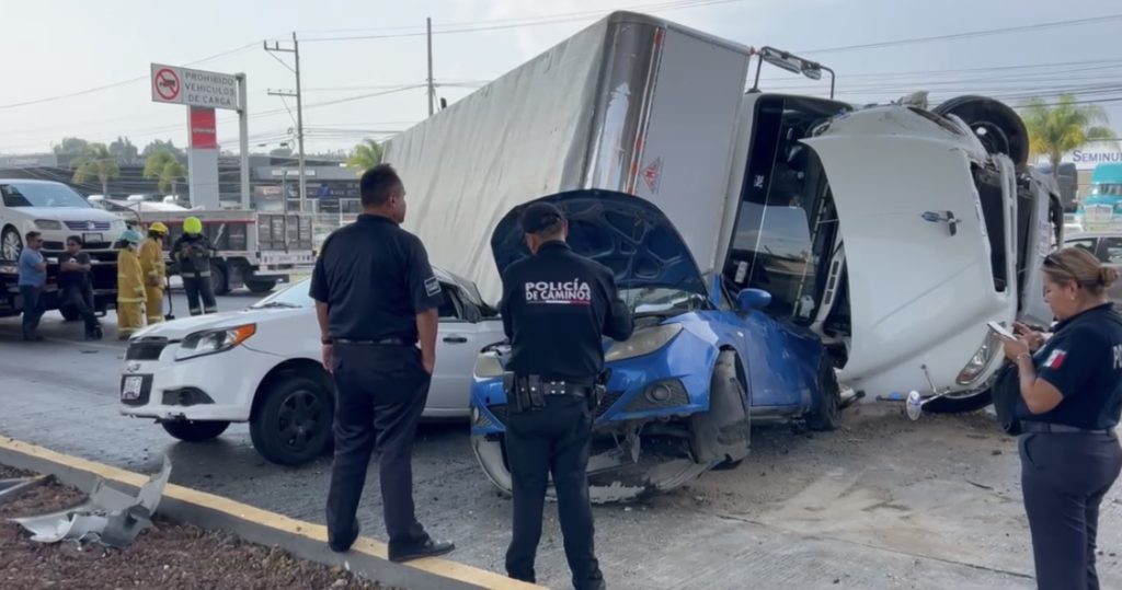 Tres lesionados tras volcadura: Tráiler aplasta dos autos en la México-Puebla 1 IMG 0941
