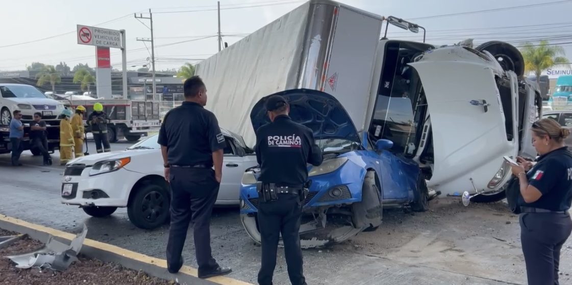 Screenshot Tres lesionados tras volcadura: Tráiler aplasta dos autos en la México-Puebla