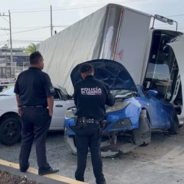 Tres lesionados tras volcadura: Tráiler aplasta dos autos en la México-Puebla