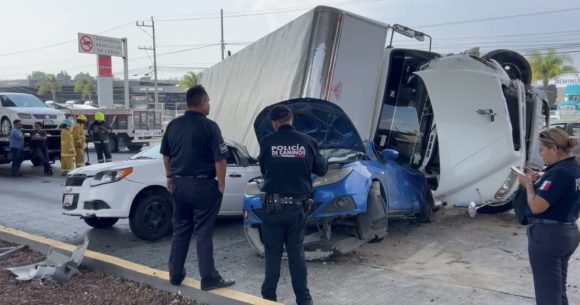 Tres lesionados tras volcadura: Tráiler aplasta dos autos en la México-Puebla