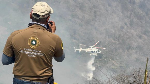 Mantienen combate de incendio forestal en Cohetzala