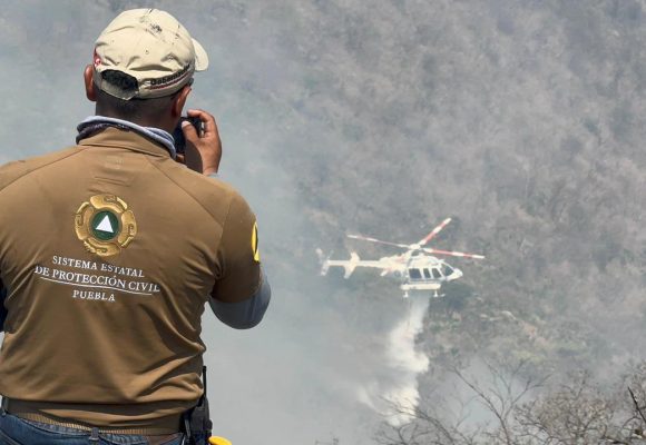 Mantienen combate de incendio forestal en Cohetzala