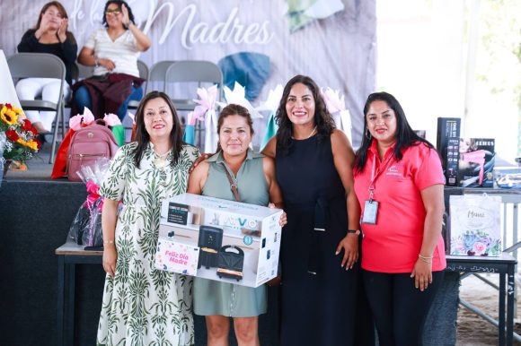 Lupita Cuautle reconoce a madres en San Andrés Cholula