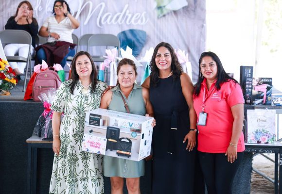 Lupita Cuautle reconoce a madres en San Andrés Cholula