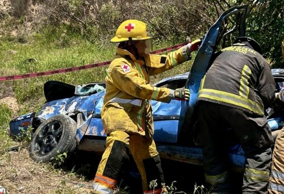 Mueren cuatro hombres tras caer auto a un desfiladero en Coronango