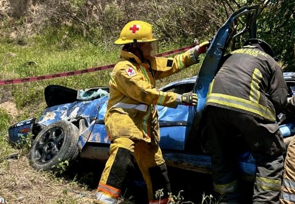 Mueren cuatro hombres tras caer auto a un desfiladero en Coronango