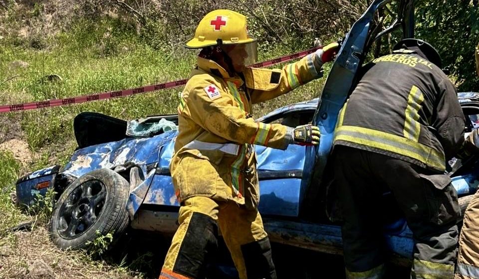 Mueren cuatro hombres tras caer auto a un desfiladero en Coronango