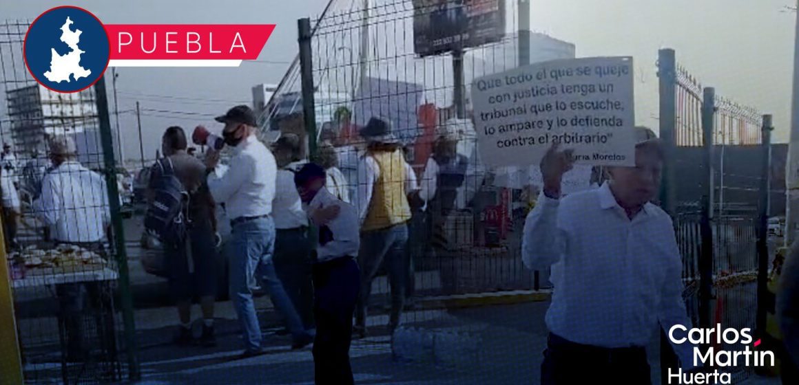 Jubilados de CFE “toman” caseta de Atlixco; denuncian recortes de hasta 60% en pensiones