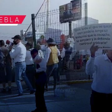 Jubilados de CFE “toman” caseta de Atlixco; denuncian recortes de hasta 60% en pensiones