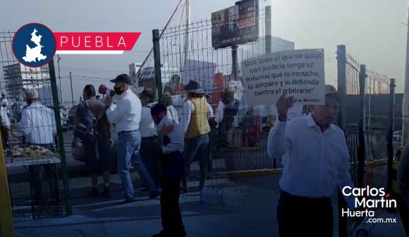 Jubilados de CFE “toman” caseta de Atlixco; denuncian recortes de hasta 60% en pensiones