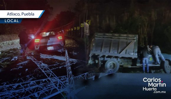 Caos en Atlixco: Chofer de tortón provoca aparatosa volcadura y deja tirada su carga