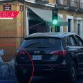 Denuncian abandono de dos perros desde camioneta de lujo en el Centro de Puebla