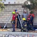 Rescatan a niño y a su padre tras caer a un pozo en la Universidad Interamericana