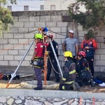 Rescatan a niño y a su padre tras caer a un pozo en la Universidad Interamericana