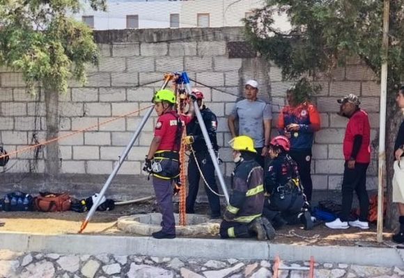 Rescatan a niño y a su padre tras caer a un pozo en la Universidad Interamericana