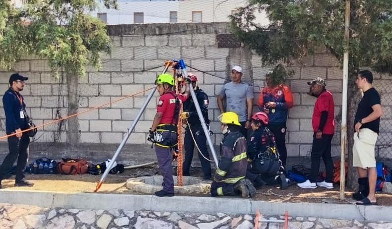 Rescatan a niño y a su padre tras caer a un pozo en la Universidad Interamericana