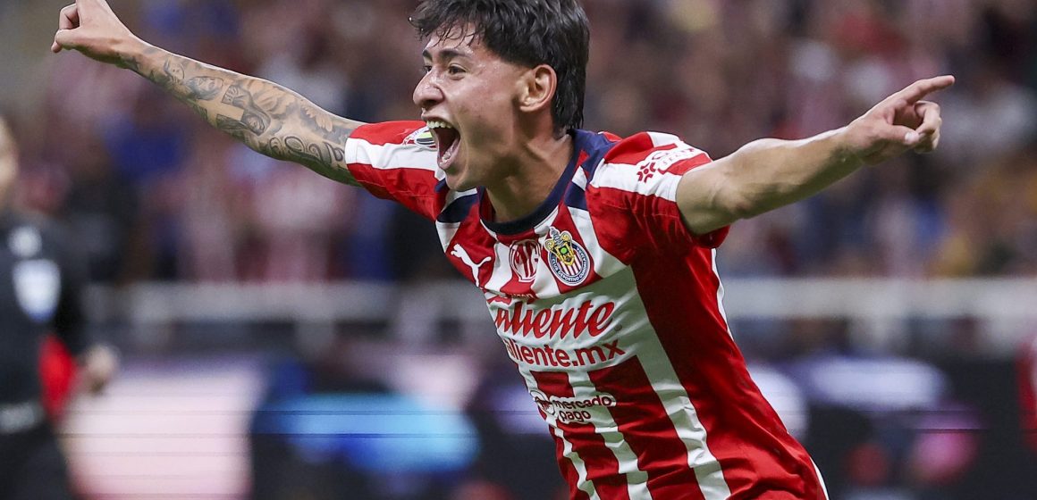 Santiago Sandoval - Chivas Chivas a semifinales con doblete de Santiago Sandoval