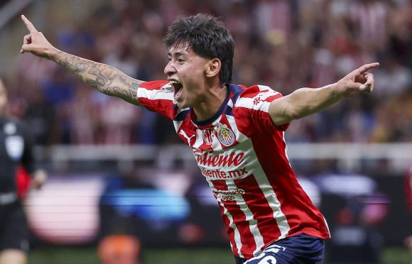 Chivas a semifinales con doblete de Santiago Sandoval