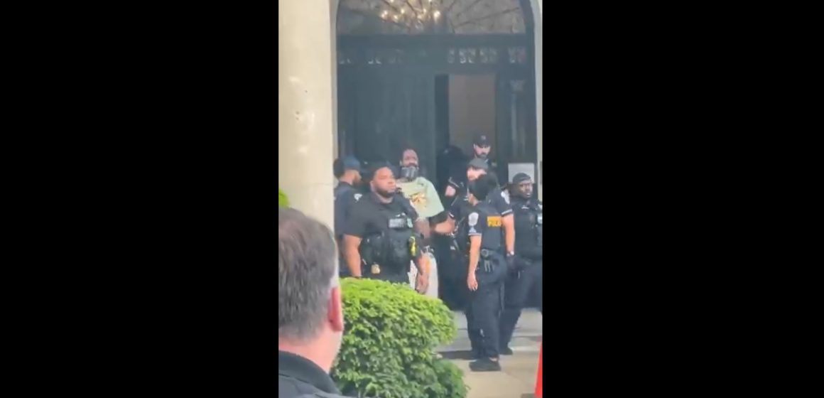 Detienen a sujeto armado tras ingresar al Instituto Cultural de México en Washington