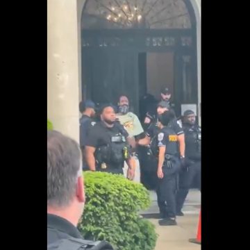 Detienen a sujeto armado tras ingresar al Instituto Cultural de México en Washington