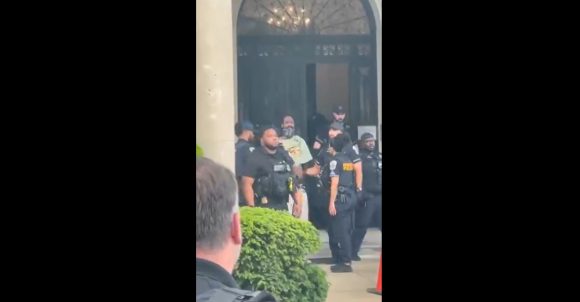 Detienen a sujeto armado tras ingresar al Instituto Cultural de México en Washington