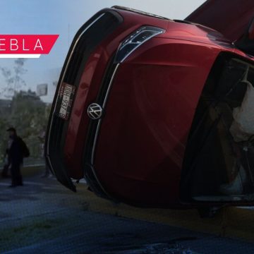 Tras presunta persecución, vehículo termina volcado atrás del CIS de Vía Atlixcáyotl