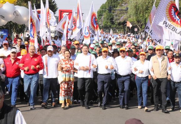 Puebla impulsa desarrollo con soberanía, derechos laborales y crecimiento económico: Armenta marcha con trabajadores