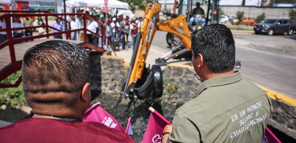 Fortalece Omar Muñoz limpieza de canales con entrega de retroexcavadoras en Cuautlancingo