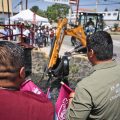 Fortalece Omar Muñoz limpieza de canales con entrega de retroexcavadoras en Cuautlancingo